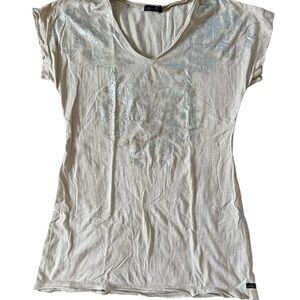 Seven7 Silver Graphic V-Neck Tee – Size Small

Lightweight gray tee